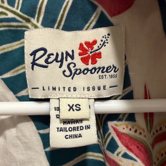 Reyn Spooner Women’s Hawaiian Top Tropical Print Short Sleeve Shirt V Neck - Picture 2 of 5